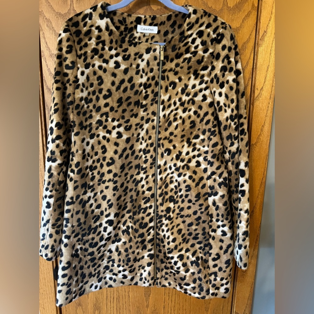 Women’s Calvin Klein Cheetah Print Coat Size Large. Zipper closure & pockets